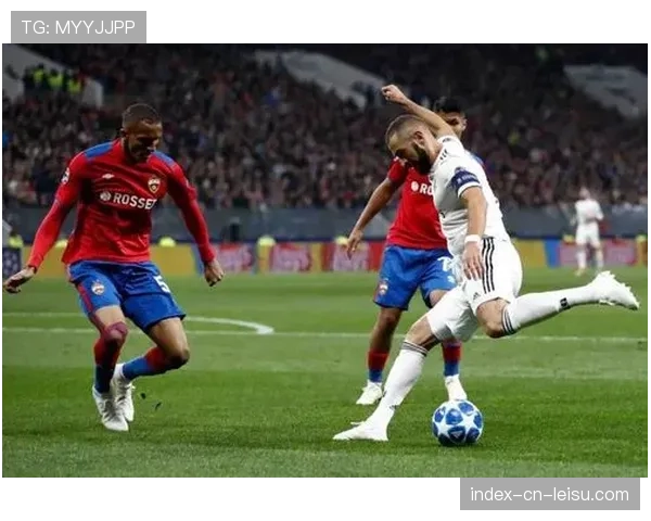 比赛出现罕见一幕，皮球连续击中两次门框后弹出